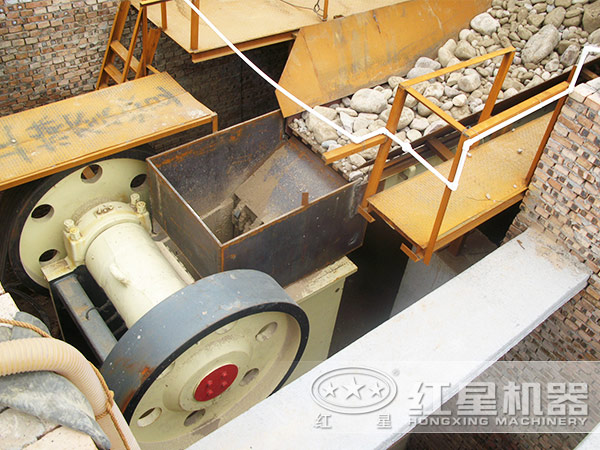 顎式破碎機(jī)現(xiàn)場加工圖