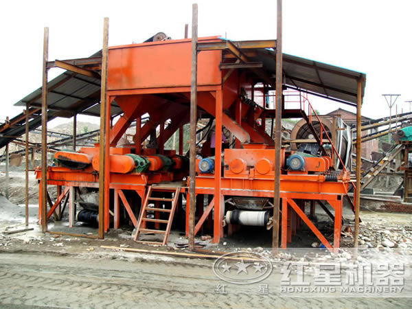 對(duì)輥式破碎機(jī)現(xiàn)場(chǎng)工作圖