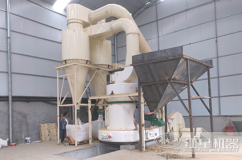山西客戶雷蒙磨粉機(jī)工作現(xiàn)場