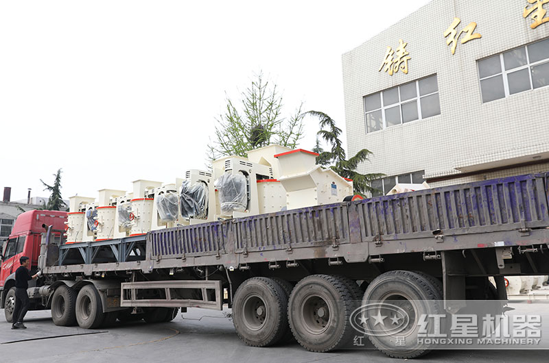 多臺立軸制砂機(jī)設(shè)備裝車發(fā)貨